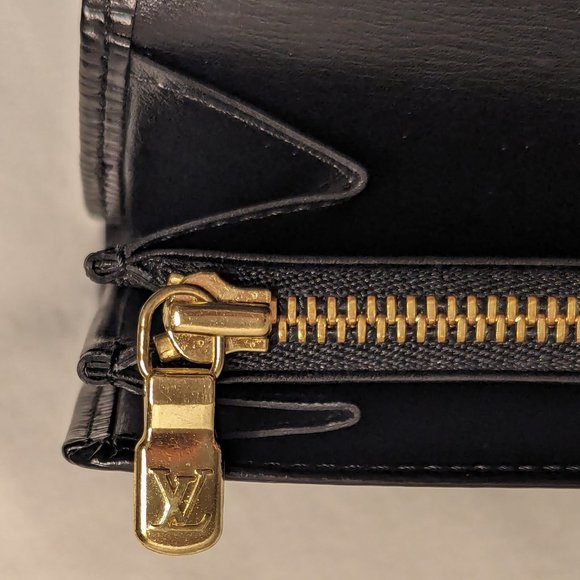 LOUIS VUITTON Epi Long Wallet with LV Logo in Black Leather Authentic Like New - Picture 4 of 15